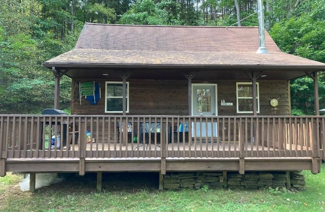 Cozy Cabin in the woods 2 br + 1 loft br, 1 bath. Large deck, beautiful views