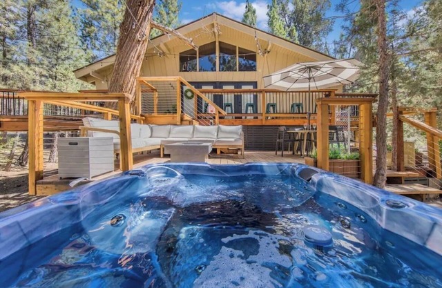 🌟COZY CABIN IN THE WOODS! 🌟Hot Tub, PRIVATE 3/4 ACRE, AC