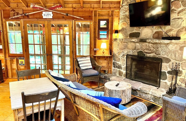 Cozy cabin in the woods within walking distance to Lake Michigan