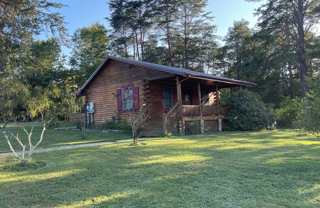 Cozy cabin in tranquil Fort Valley with AC, WiFi