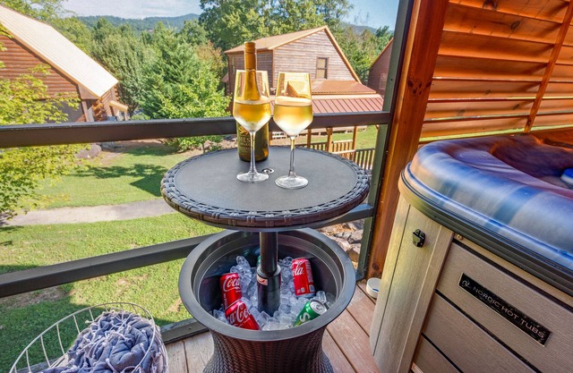 Cozy Cabin, King Beds, Hot Tub, Games, Easy Roads