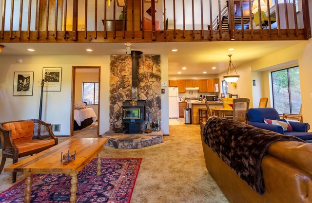 Cozy Cabin located near Bear Valley Ski Resort