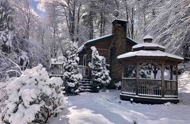 Cozy Cabin Mountain Retreat w/Beautiful Views! Fireplace Close to town. Walking.