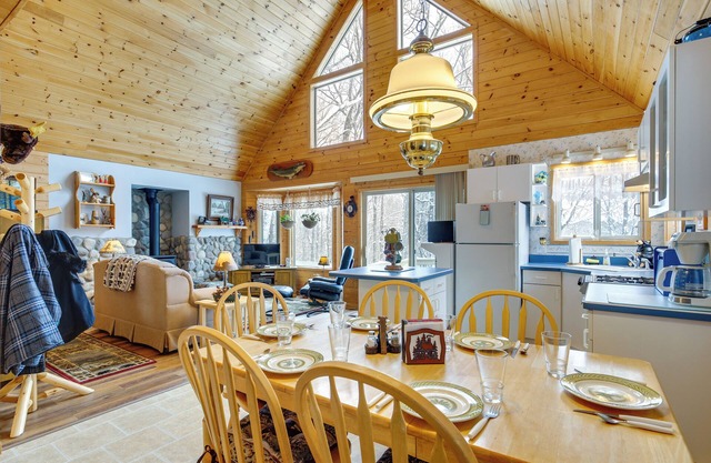Cozy Cabin on 10 Acres, Walk to Chippewa River!