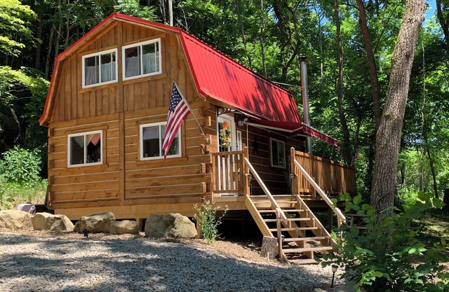 Cozy cabin on 30 acres just minutes from The Wilds with AC, WiFi