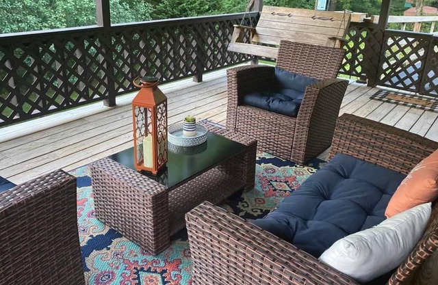 Cozy cabin on the creek in Cullowhee. Pet friendly.