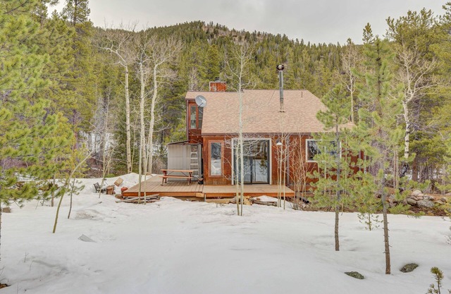 Cozy Cabin on the River Hot Tub Beach