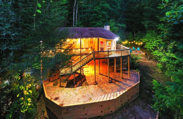 Cozy Cabin Retreat - Hot Tub, Fireplace & Fire Pit