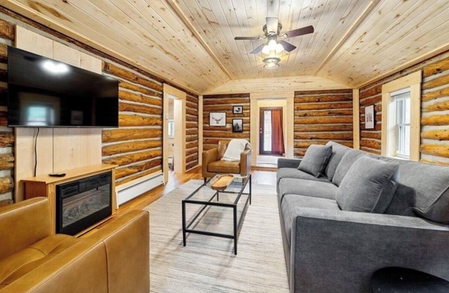 Cozy cabin in walking distance to Green Mountain Falls with WiFi