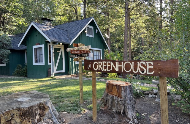 Cozy Cabin w/fire pit, RV parking, super close to fishing and hiking trails.