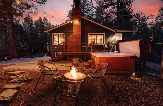 Cozy Cabin w/Hot Tub, EV, Mountain Views & A/C