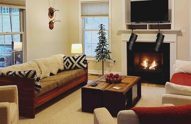 Cozy Cabin w/Indoor Fireplace & Tranquil views