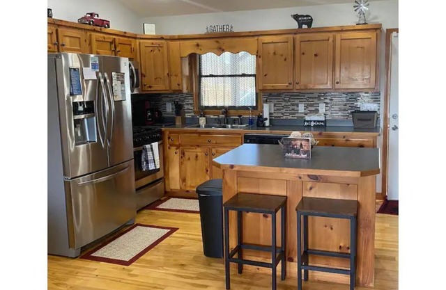 Cozy Cabin w/Views, Jetted Tub and Game Room!
