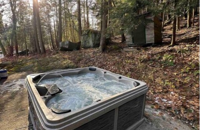 Cozy Cabin with fire pit hot tub centrally located