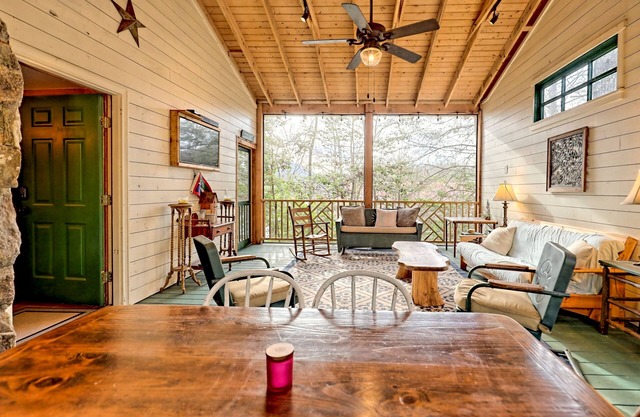 Cozy cabin with hot tub in the heart of all the best of Rabun County!