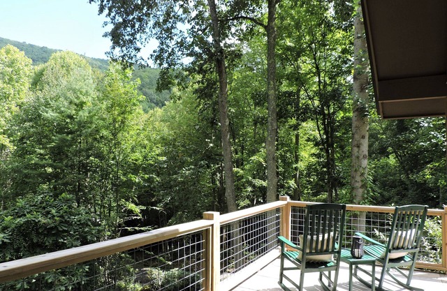 Cozy cabin with Paved access, Carport & Fast Wi-Fi