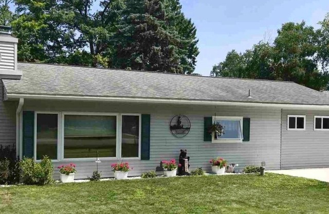 Cozy Cadillac Waterfront House Close To Skiing And Downtown
