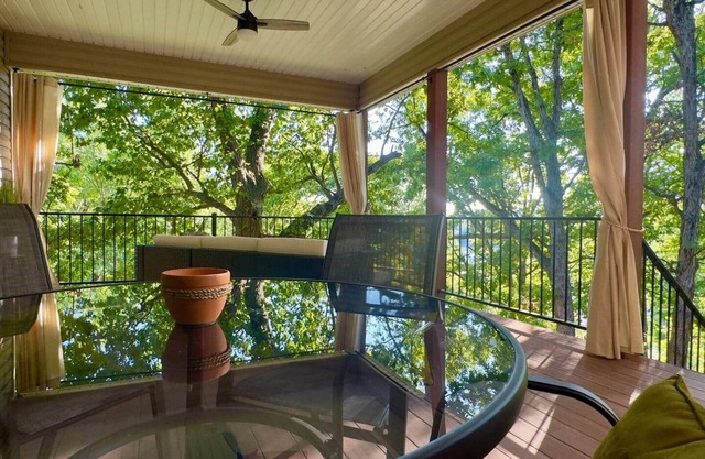 Cozy Canopy Escape|Lakeview Hot Tub & Plush Beds!