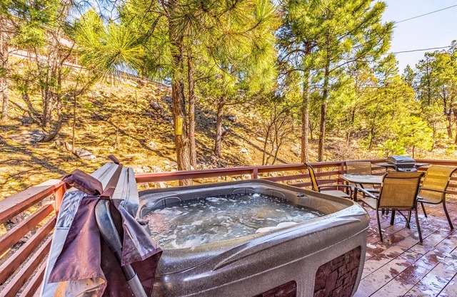 Cozy Canyon Cabin | 2 Queens + Hot Tub