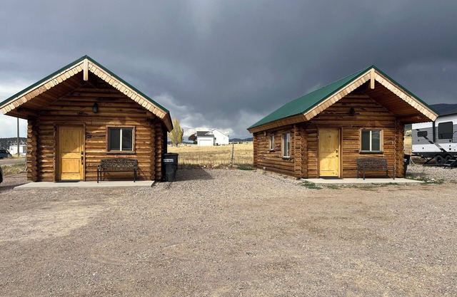 Cozy Canyon Road Cabin with WiFi and AC in peaceful Fairview