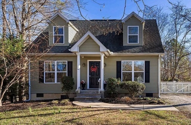 Cozy Cape Cod nestled in the heart of Rock Hall, sleeps 8 with pond view!