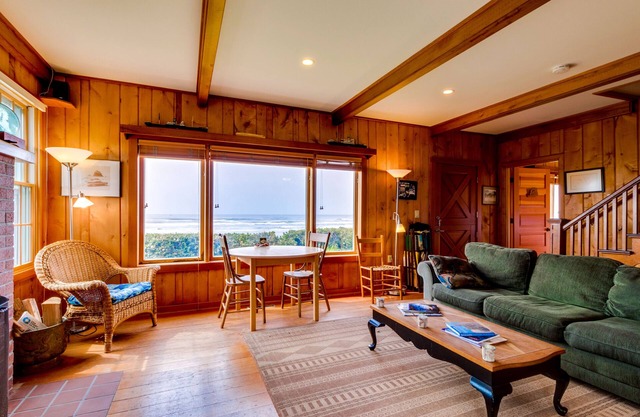 Cozy Cape Cod oceanfront house w/WiFi, sweeping ocean views - steps to beach