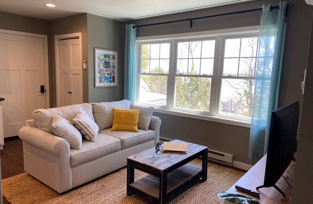 Cozy carriage house a 5 minute walk to all downtown Baileys Harbor has to offer!