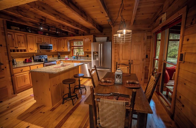 Cozy Cartecay River Cabin with hot tub, fire pit and porch swing bed!