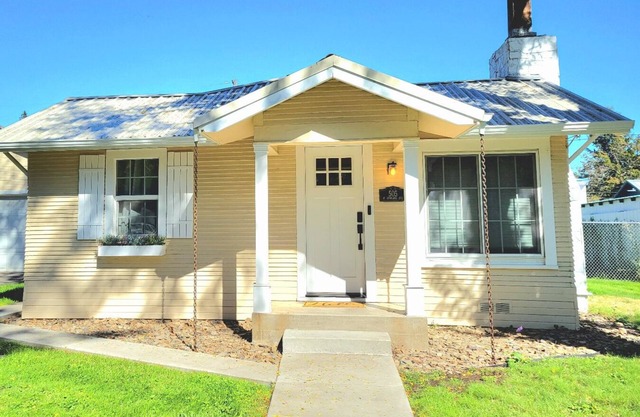 Cozy CdA Cottage with hot tub! Walk to downtown and lake.