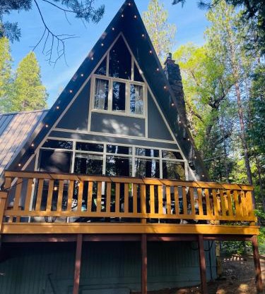 Cozy Chalet - Hot Tub with Meadow Views - Family & Pets, Fire Pit & BBQ