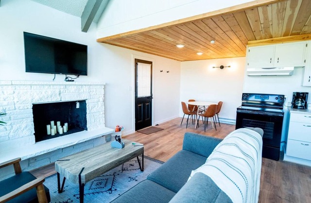 Cozy Chalet in Ocean Shores located within steps from the beach