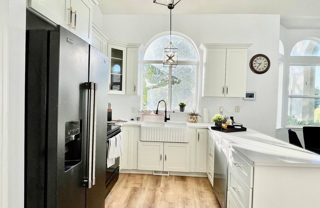 Cozy & Charming entire house, Fenced Yard, Pet friendly.