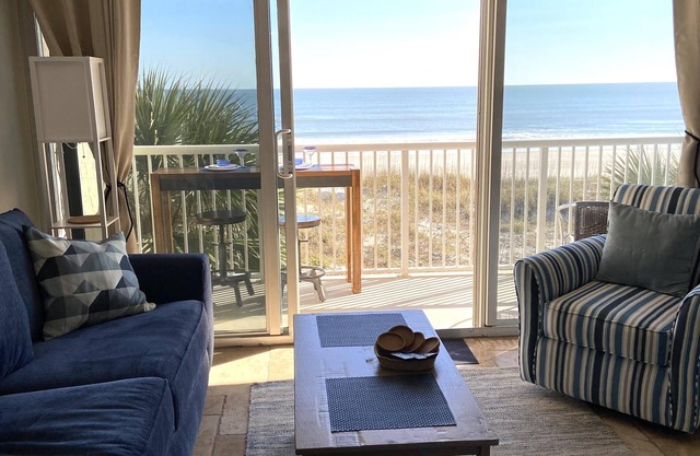 Cozy & Cheerful Oceanfront 2-bedroom condo w/pool