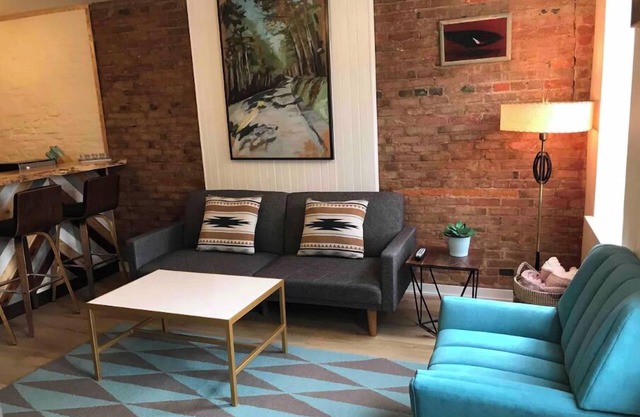 Cozy chic 1 bedroom apartment!