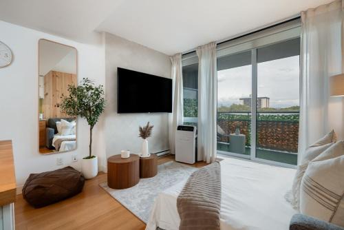 Cozy Chinatown Stay with Balcony and Parking near Pacific Station