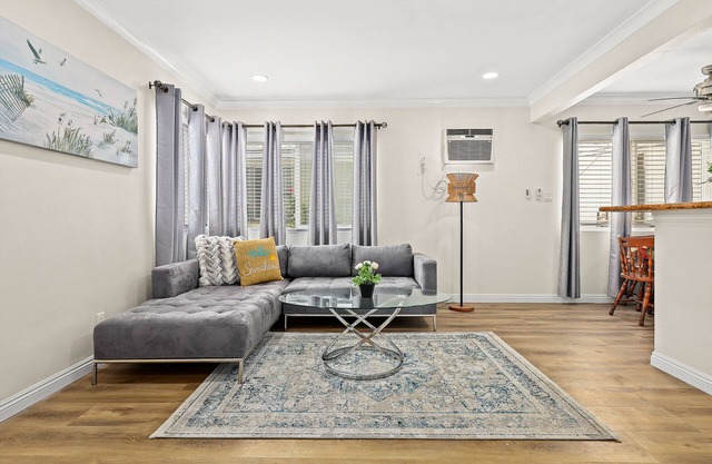 Cozy City Center 2BR Apartment Near Los Angeles