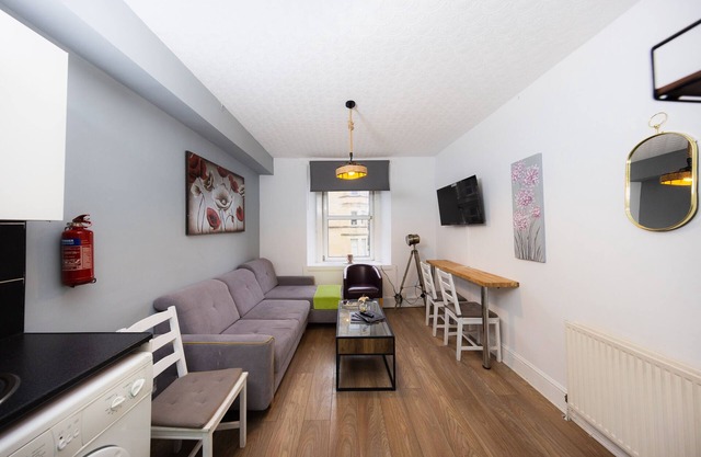 Cozy City Centre 2 Bedroom Apt by the Meadows! 6