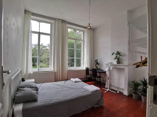 Cozy city centre room with parkview