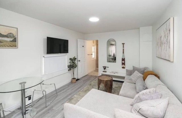 Cozy, Clean & Bright Suite