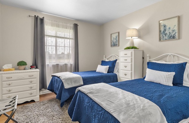 Cozy, clean home near major Green Bay hotspots
