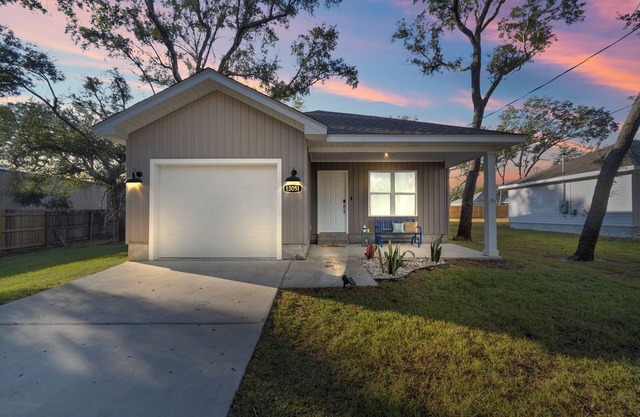 Cozy & close to FL&AL beaches & Downtown! Owner managed~Large backyard~Stocked!