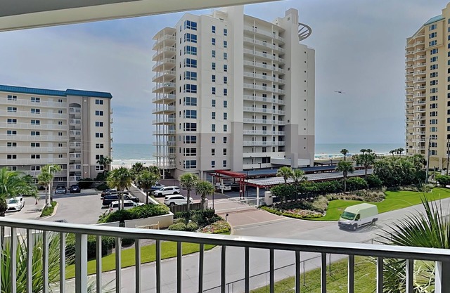 Cozy Coastal Condo with Delightful Upgrades – Quick Walk to the Sand