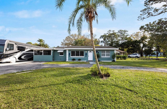 Cozy & Coastal Fort Pierce Pool home