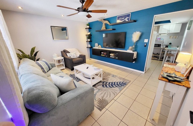 Cozy Coastal Getaway - 2 min Walk to Beach & Village, Shops & Restaurants