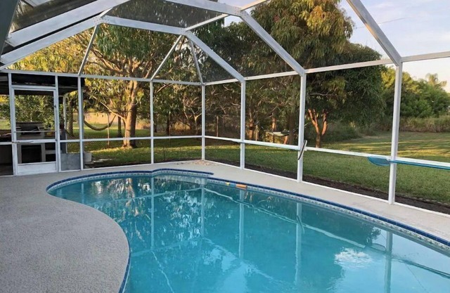 Cozy coastal heated pool home, space for all the family. Fantastic St Lucie West