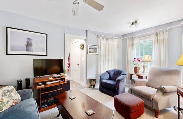 Cozy coastal home near the ocean with Wi-Fi, full kitchen, grill, and porch