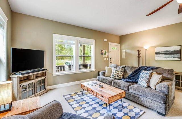 Cozy coastal retreat with deck, grill, firepit, and WiFi - walk to beach