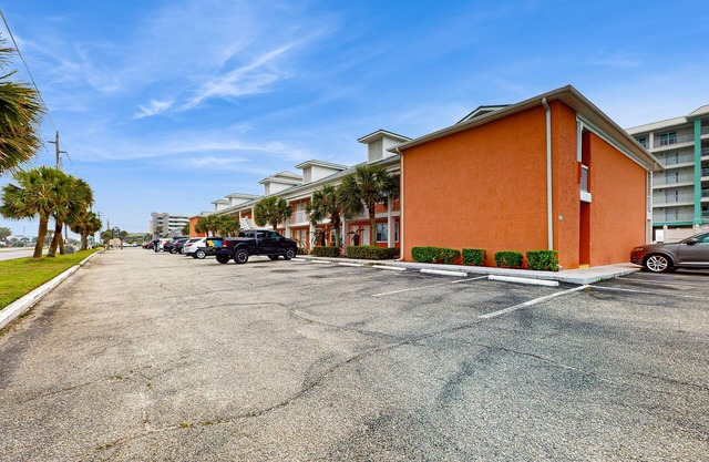 Cozy coastal condo with shared pool, beach access, Wifi, Washer and Dryer