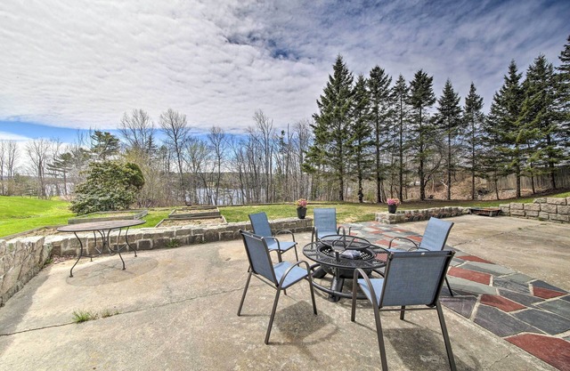 Cozy Colonial Home w/Bay Access & Water View