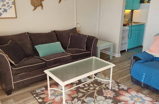 COZY CONDO, 1bdrm, pool, 1 block to pier